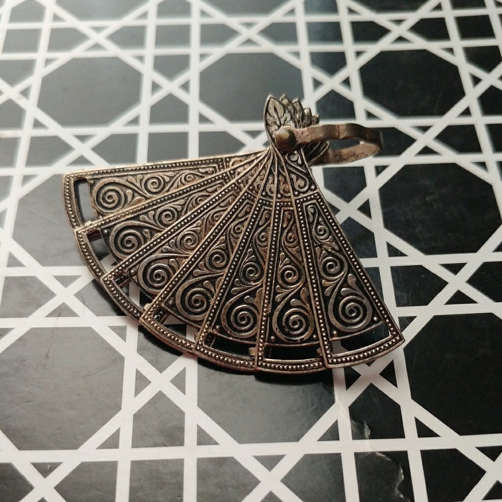 Fan brooch